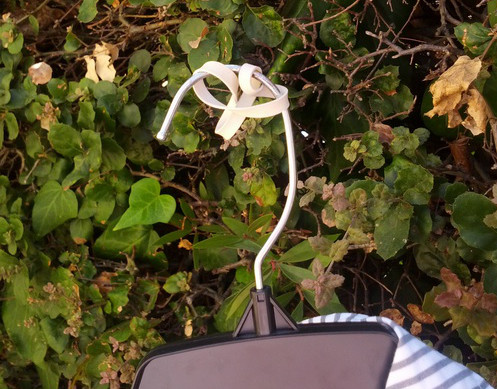 clothes hanger with looping rubber band